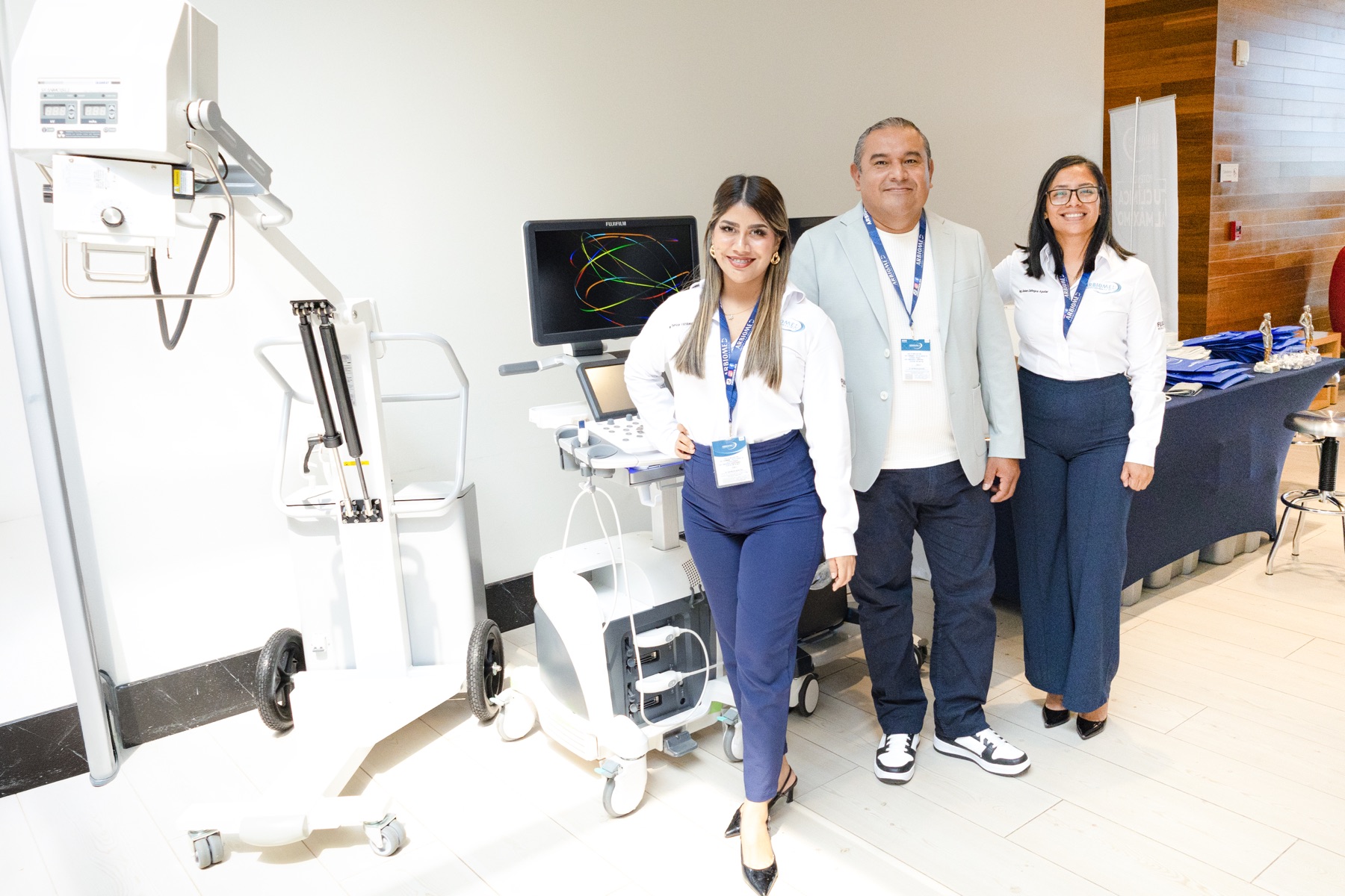 Equipo de Arbiomed junto a equipo de imagenología Fujifilm en una institución de salud.
